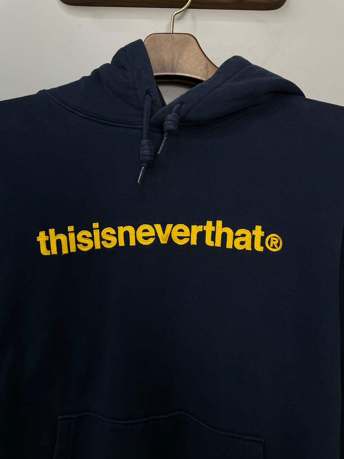 디스이즈네버댓 옐로우 자수 로고 네이비 후드티 H1667 상품이미지3