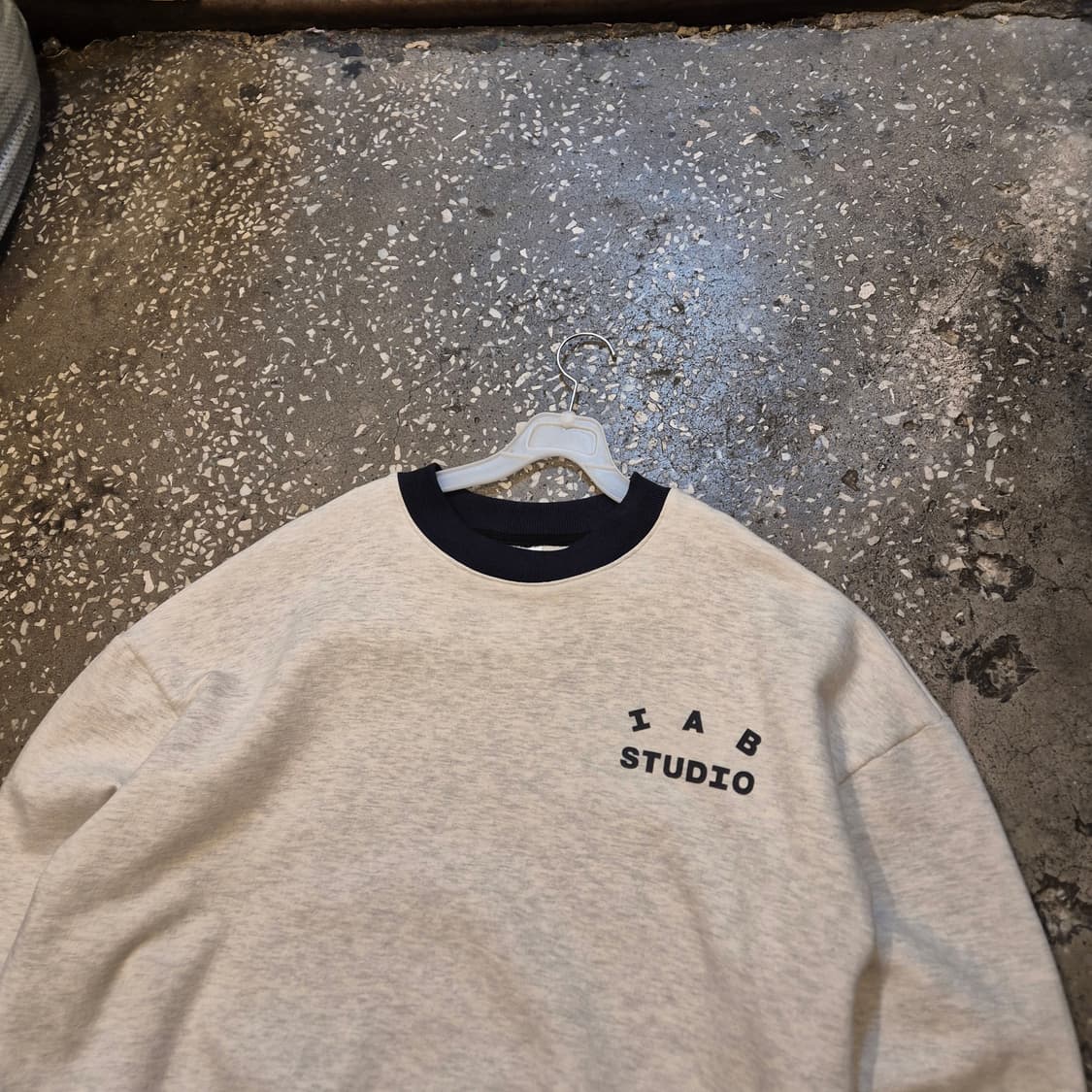 L 아이앱스튜디오 오트밀 맨투맨  상품이미지5