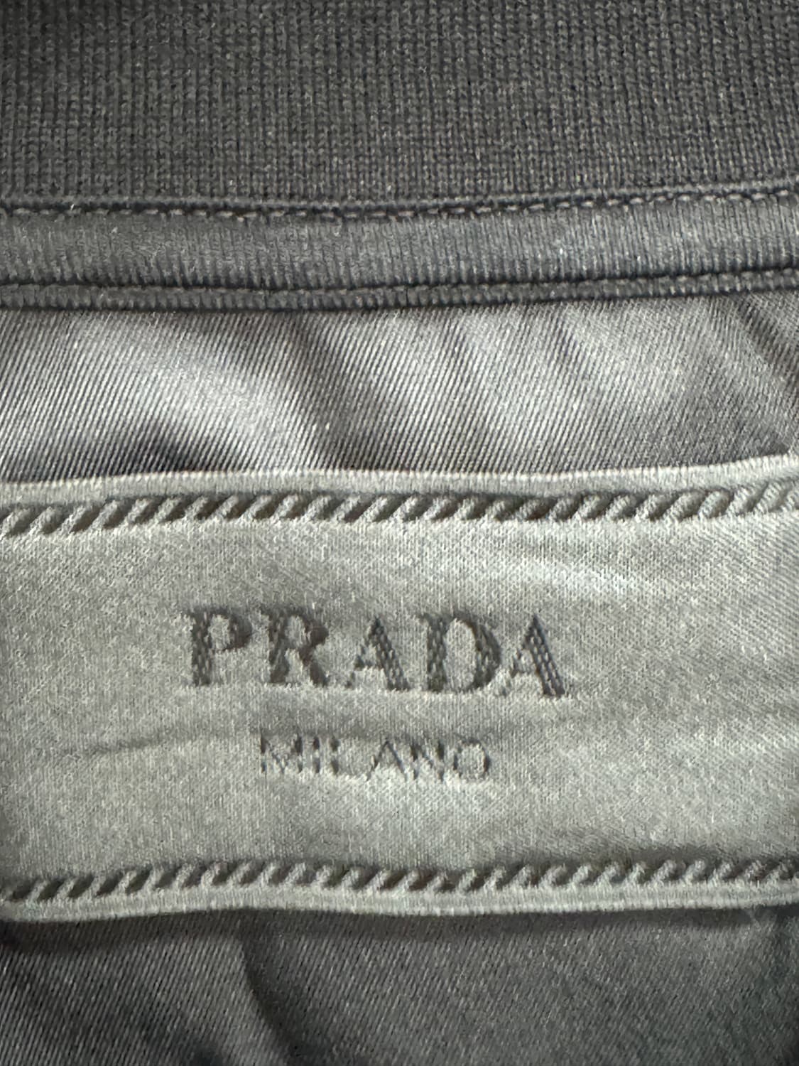 새상품급 프라다 삼각로고 테크니컬 맨투맨 S 실측100  상품이미지3