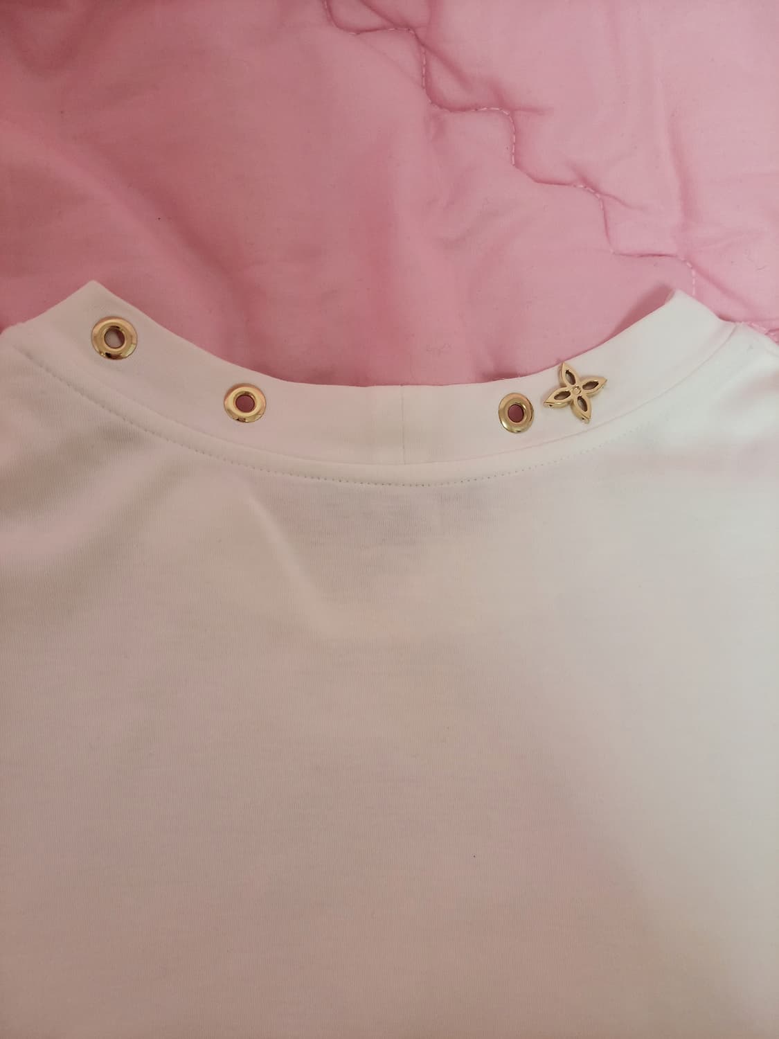 정품)급처2번입고세탁완료!루이비통 넥로고참장식 사이드 스트랩 반팔면티셔츠 상품이미지5