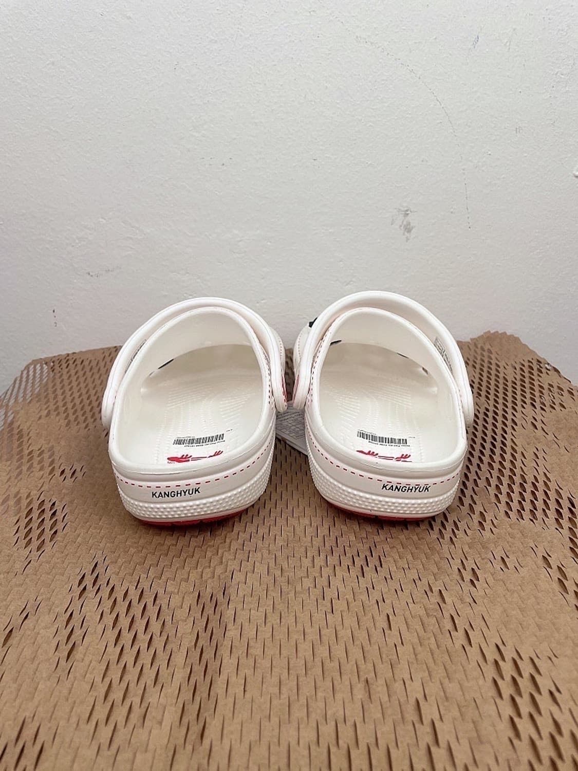 (정품/새상품) 크록스 X 강혁 공용 클래식 클로그 화이트 샌들 상품이미지6