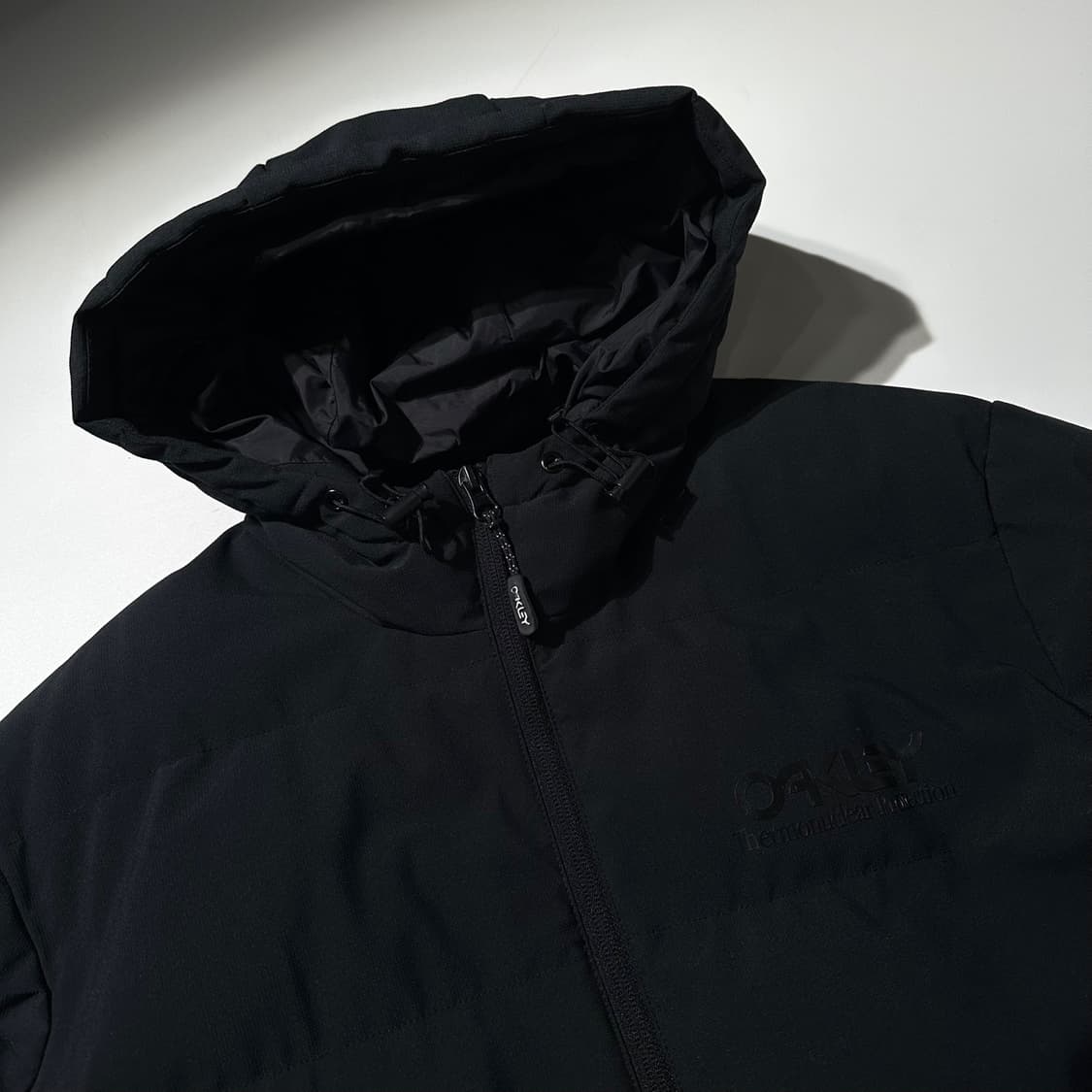 오클리 체스트 로고 푸퍼 패딩 블랙 상품이미지4