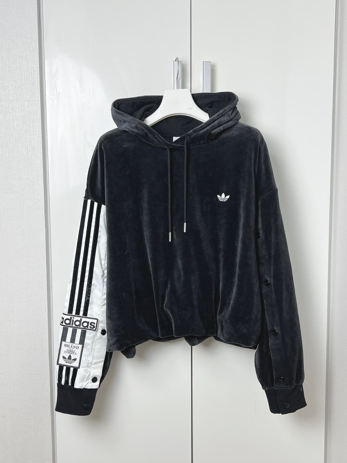 아디다스 벨벳 크롭 후드티 상품이미지1