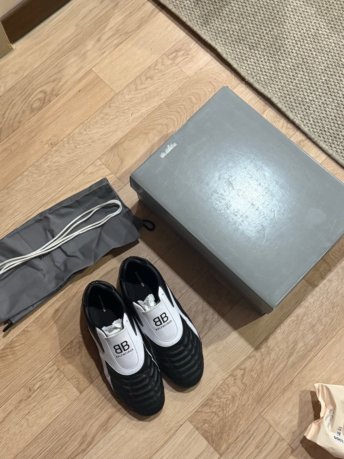 발렌시아가 젠 스니커즈 블랙 화이트 41E 팝니다. 상품이미지1