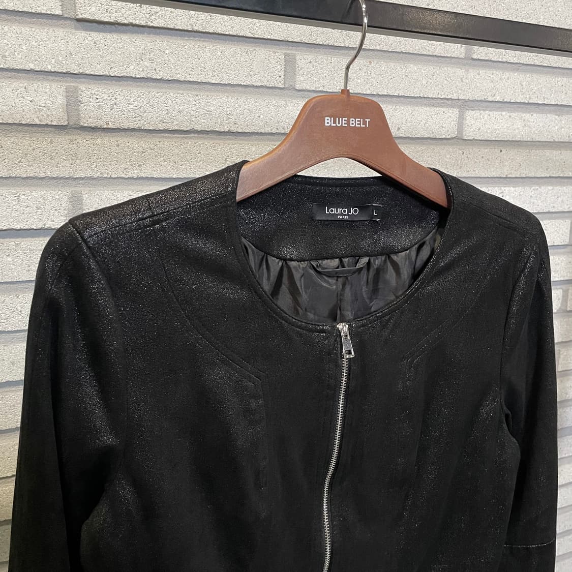 LAURA JO PARIS 크롭 집업 자켓 노카라 글리터 디테일 블랙 상품이미지4