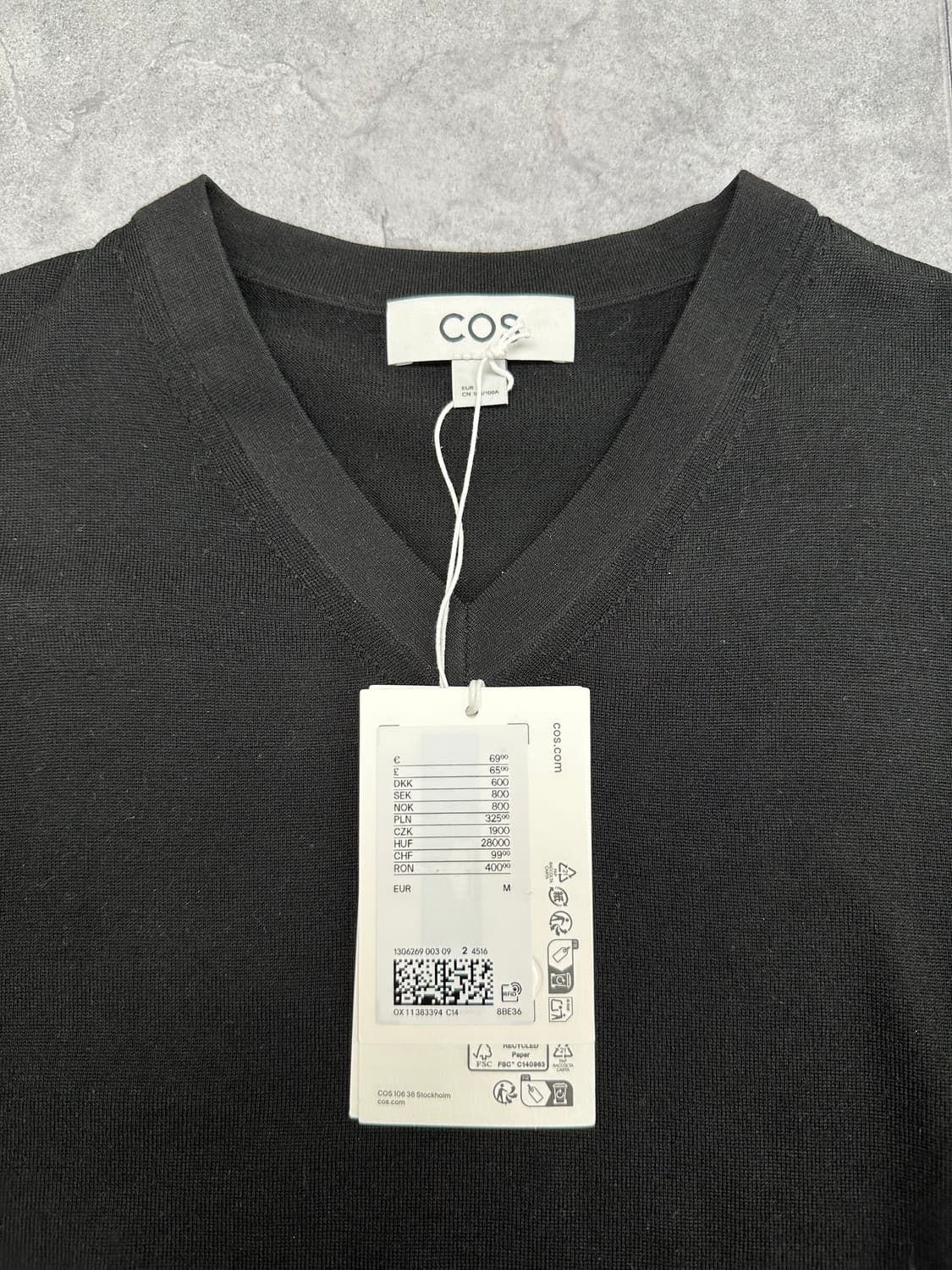 [M] COS 슬림 메리노 울 브이넥 스웨터 블랙 상품이미지5