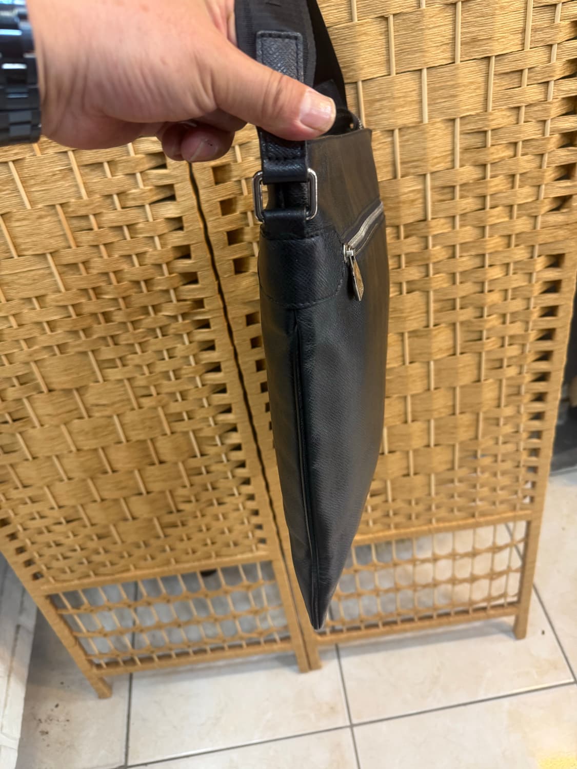 정품 루이비통 타이가 사샤 메신저백 팝니다 상품이미지5