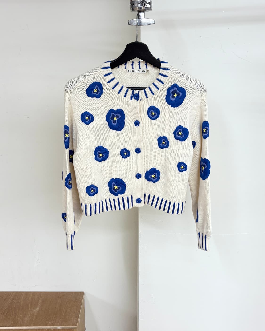앨리스 앤 올리비아 아이보리 브리짓 엠브로이드 크롭 가디건 상품이미지1
