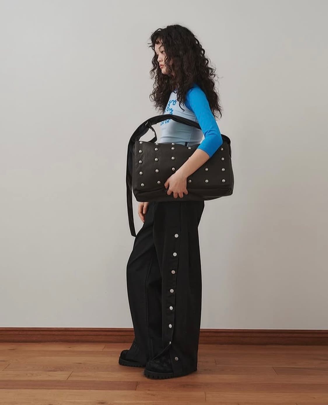 플리즈프로덕트 스터드 레더 메신저백 단종 상품이미지6