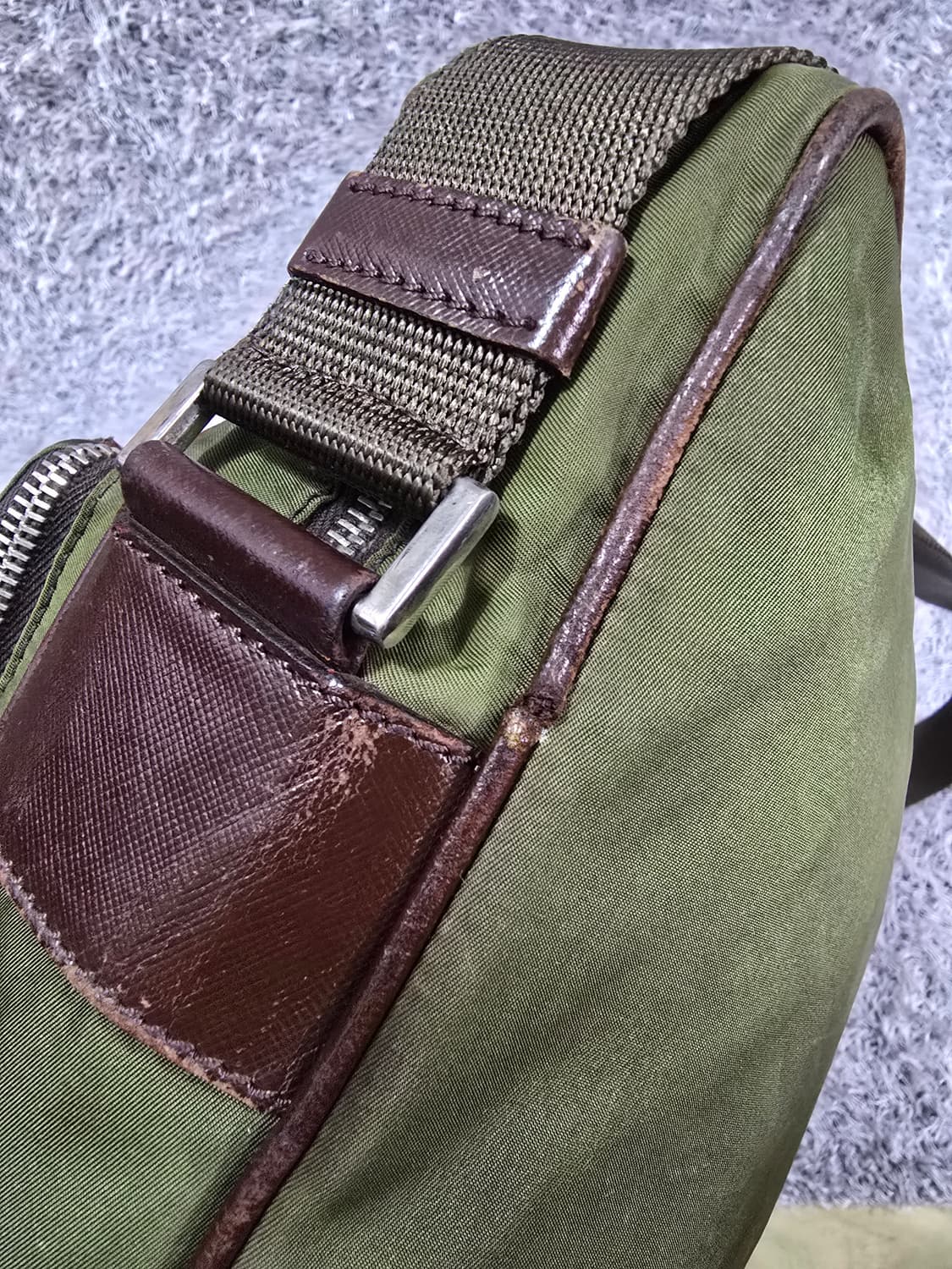 프라다 라일론 크로스백

 상품이미지8