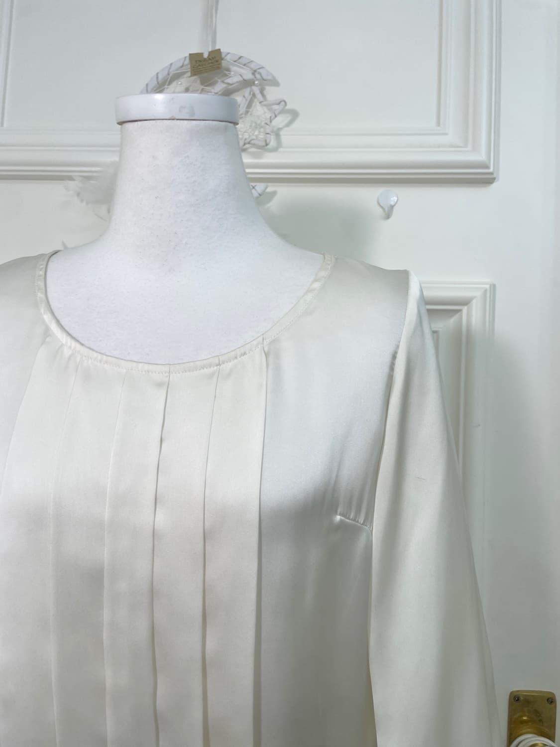 ivory satin pleats ruffle blouse(size-S) 상품이미지7