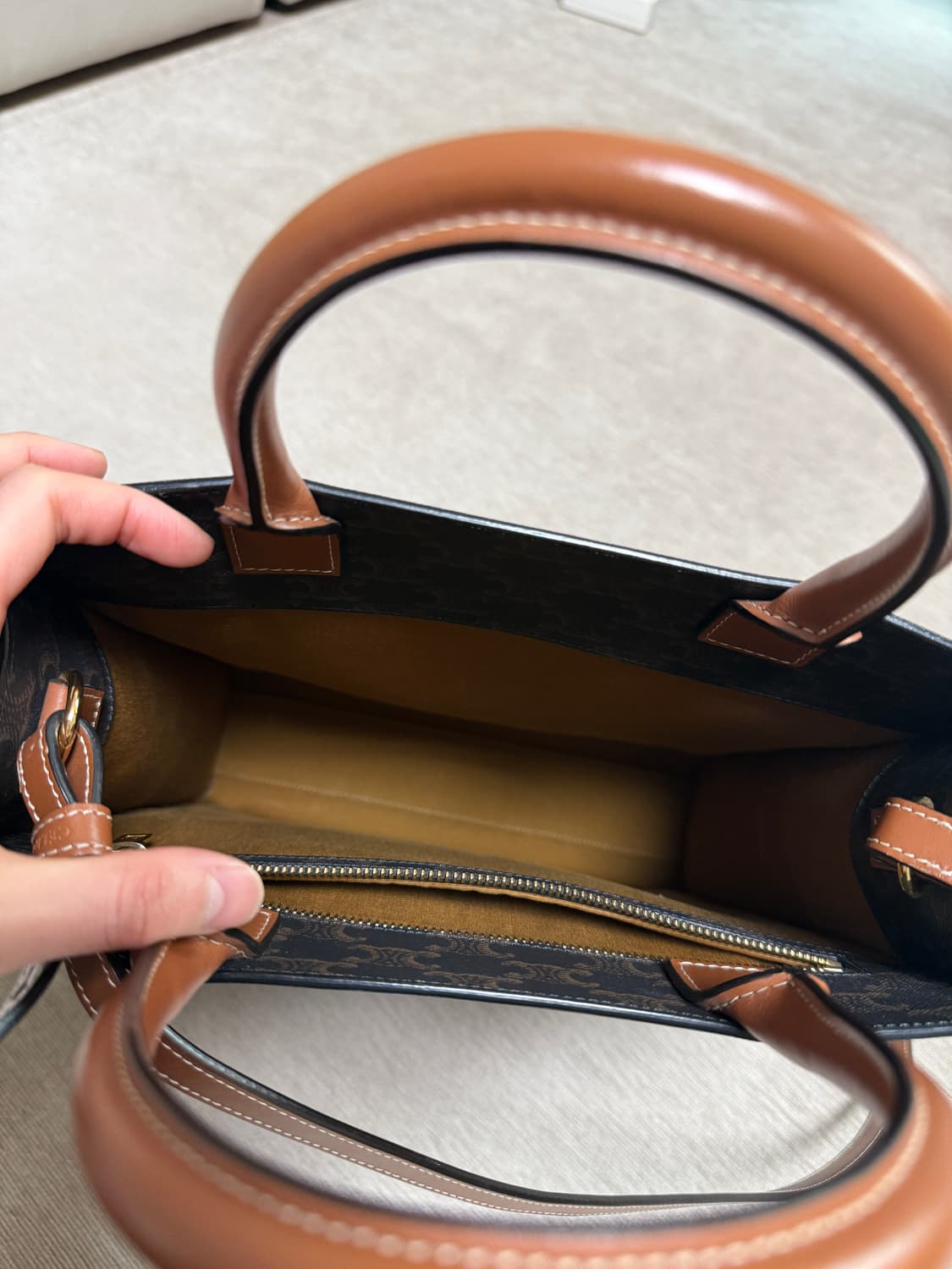 CELINE 셀린느 버티컬 카바스백 M - 트리옹프 캔버스&카바스킨 상품이미지6