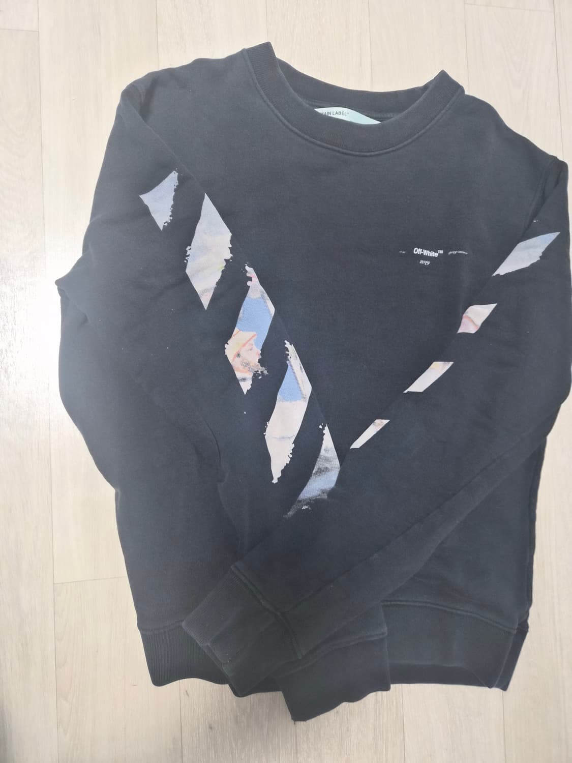 오프화이트 멀티컬러 애로우 맨투맨 판매합니다!! 상품이미지1