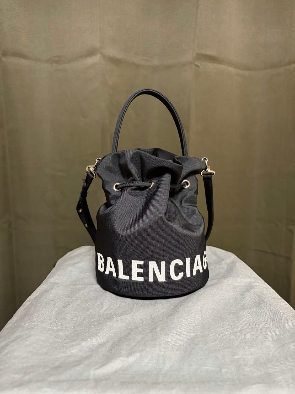 발렌시아가 드로스트링 버킷백 블랙 상품이미지1