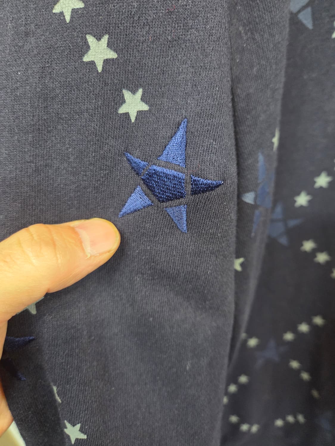 럭키슈에뜨 스타 멀티자수 프린팅로고 맨투맨 38사이즈  상품이미지6