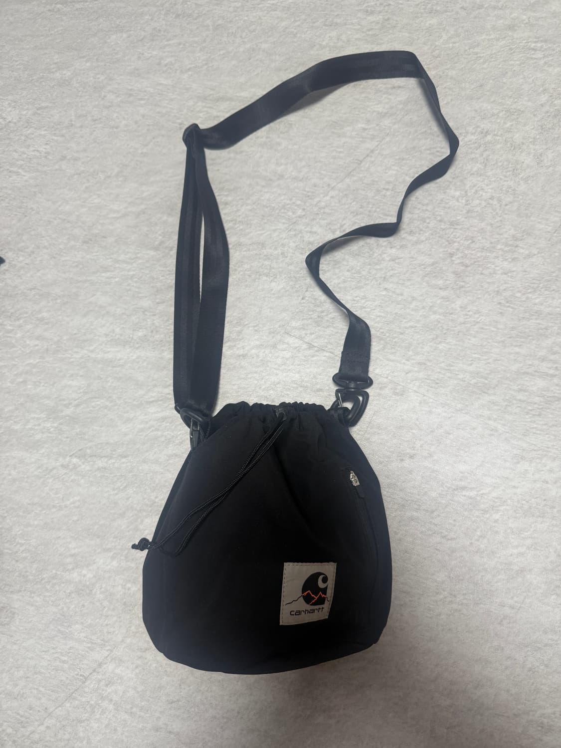 칼하트 크로스백 블랙 상품이미지1