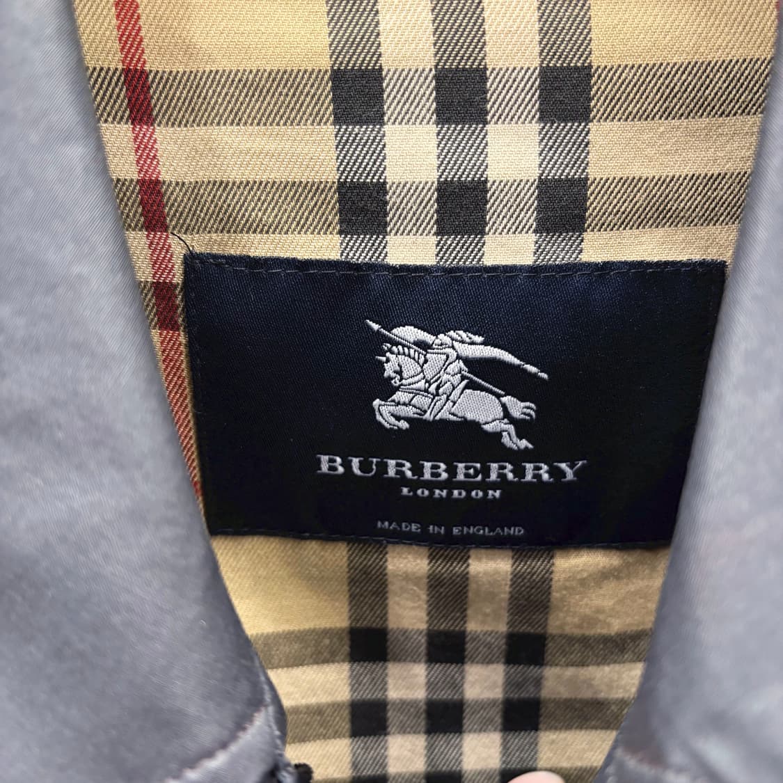 버버리 런던 싱글 롱 코트 체크 안감 배색 히든 버튼 플래킷 디테일 차콜 상품이미지6