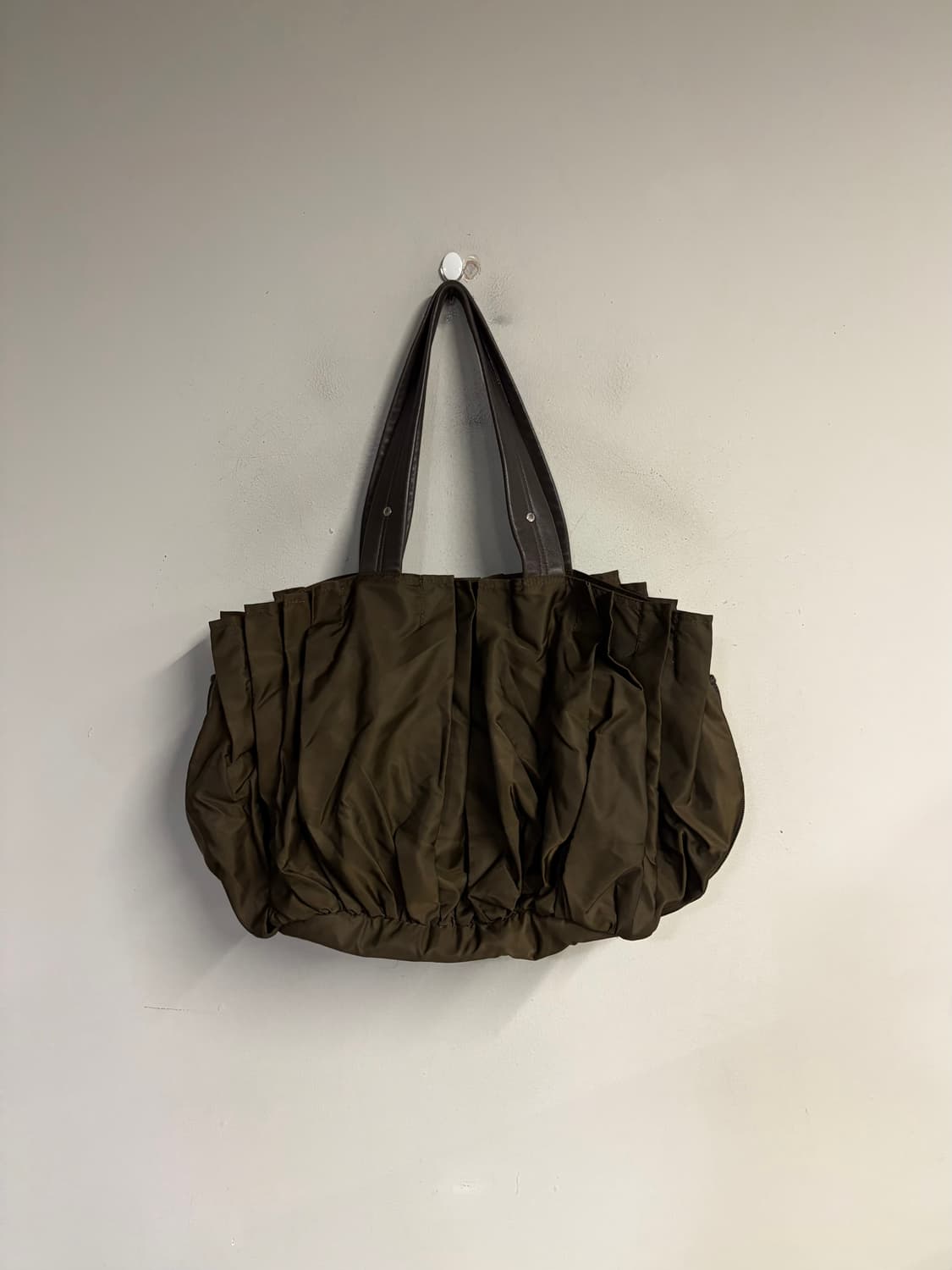 Y‘SACCS pleats ballon tote bag deep brow 상품이미지3