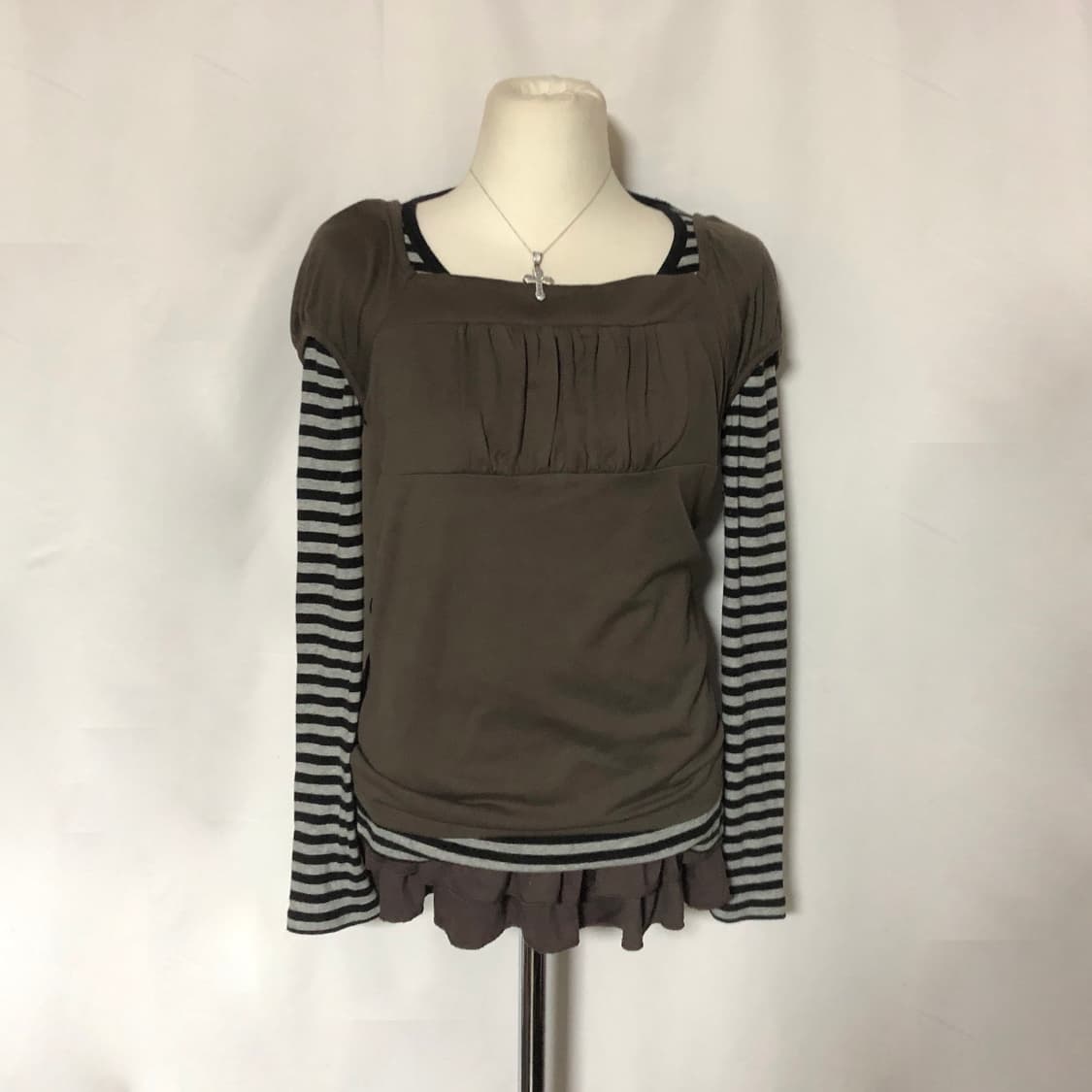 크로스 스트랩 퍼프 슬리브 티셔츠 카키 상품이미지4