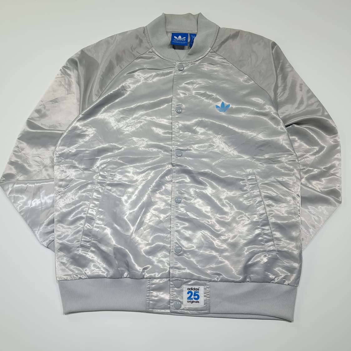 CK129 M 아디다스 니고 25 협업 실버 새틴 빅로고 봄버 자켓 상품이미지1