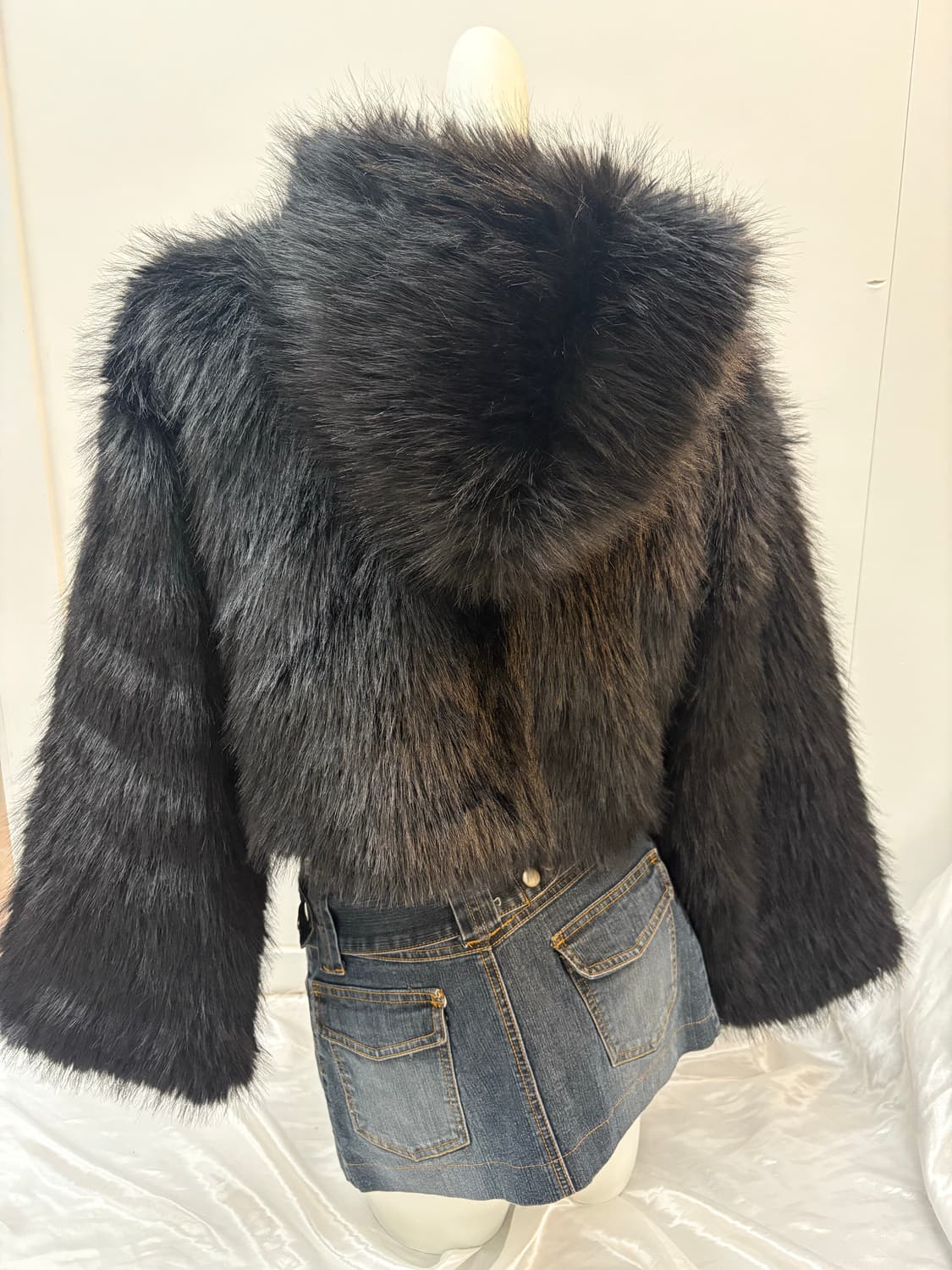 세미 크롭 블랙 퍼 자켓 상품이미지3