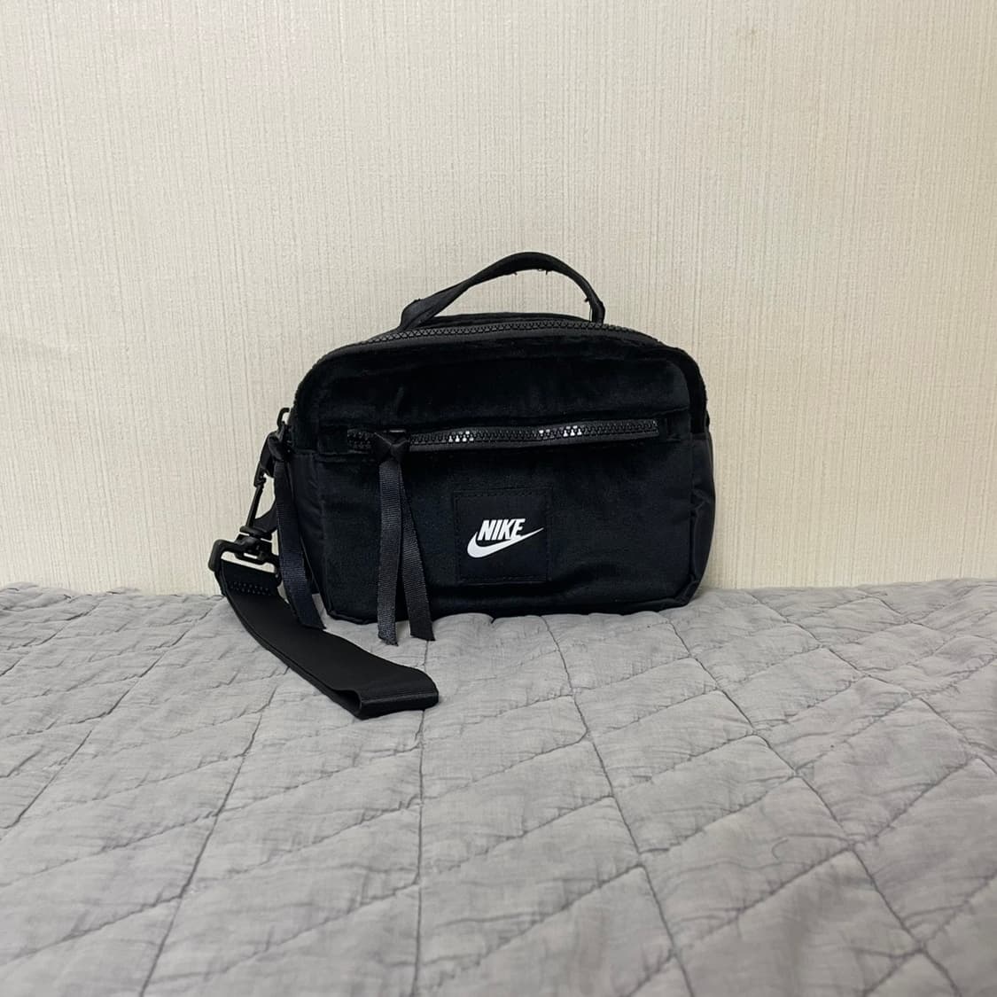 [새상품/공용] 나이키 Nike 벨벳 미니 손가방 윈터라이즈 유틸리티 백 상품이미지2