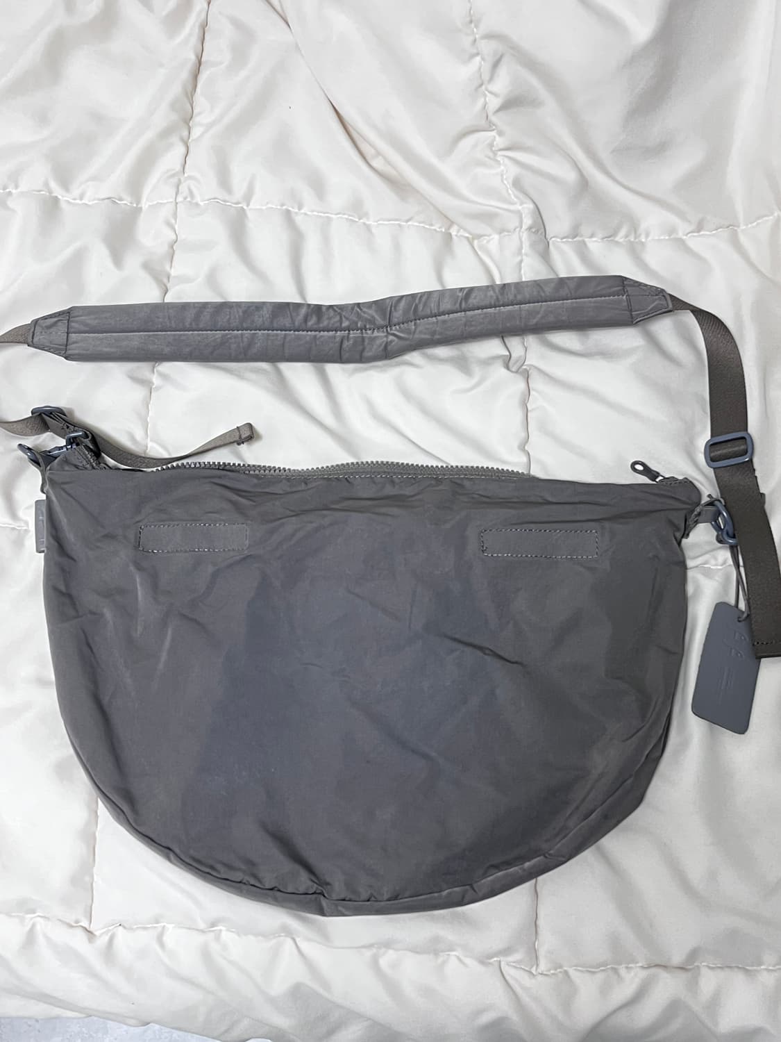 아미아칼바 바디백 그레이 싸게 팝니다! 상품이미지2