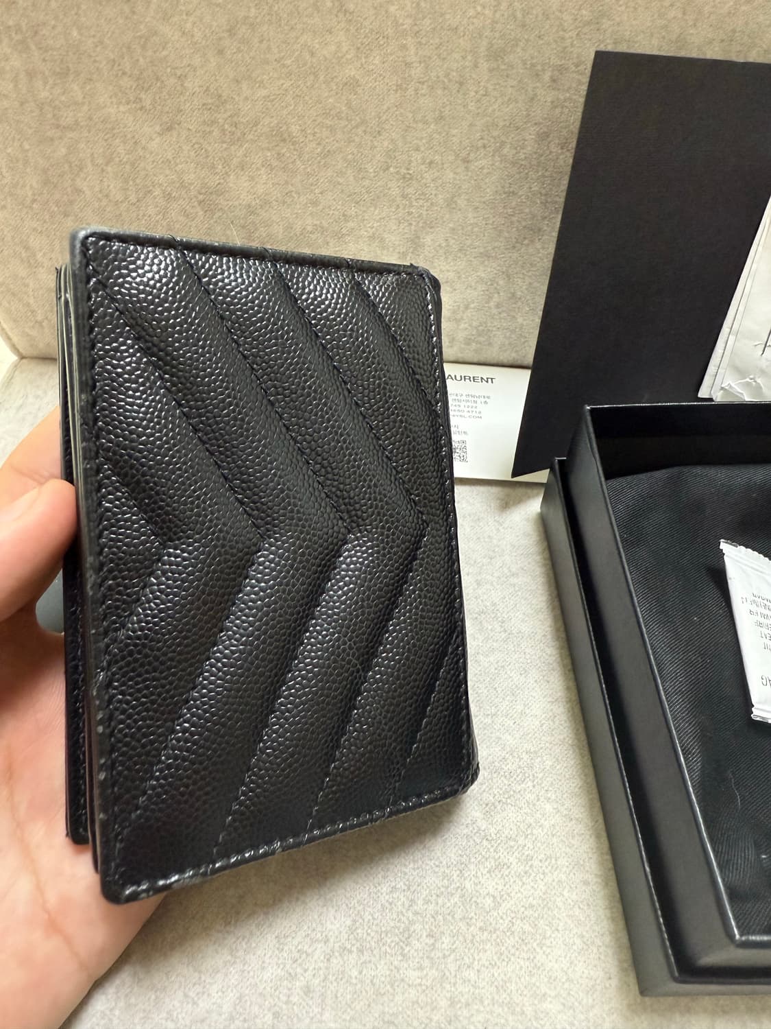 입생로랑 금장 모노그램 풀구성 마틀라세 지갑 668290 BOWA1 상품이미지4