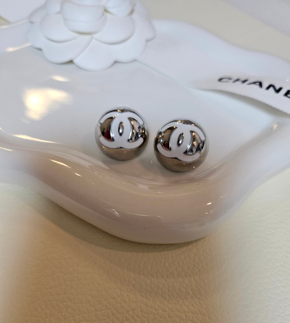 샤넬 은볼 귀걸이 화이트 업사이클링 상품이미지6