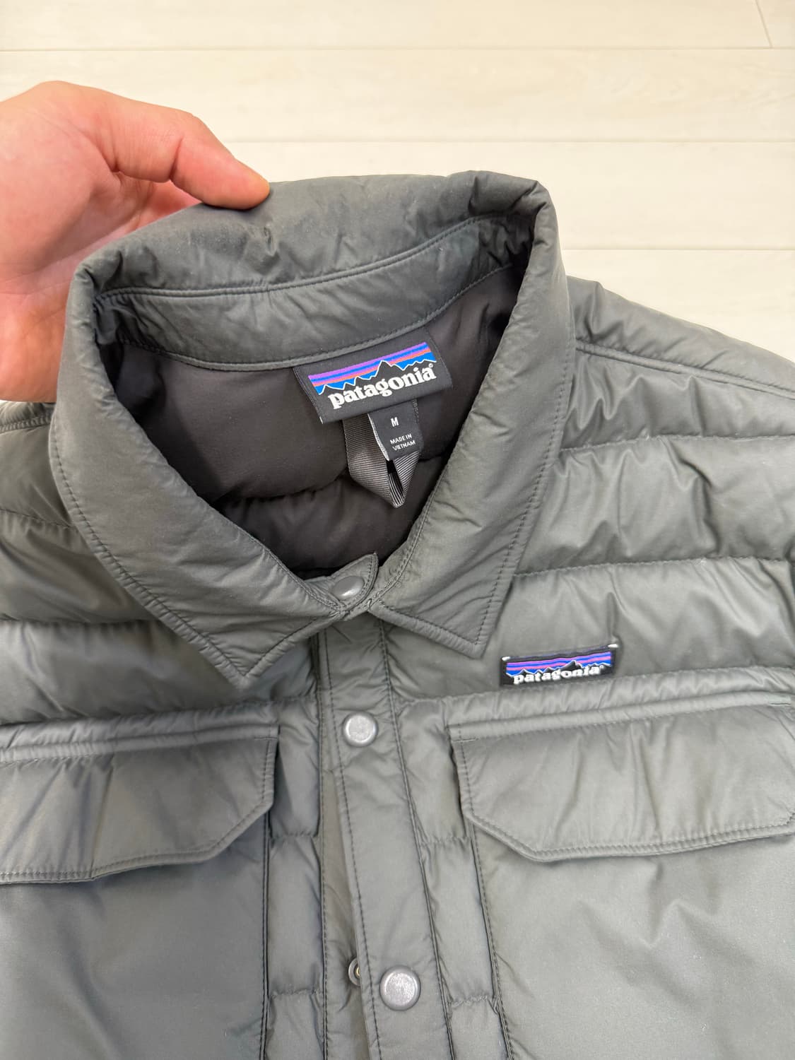 파타고니아 셔츠 패딩 M 사이즈 그레이 색상이에요  상태 너무 좋아요 찢 상품이미지5