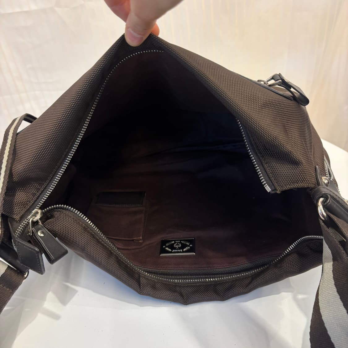 정품 발리 브라운 삼선 크로스백     상품이미지9