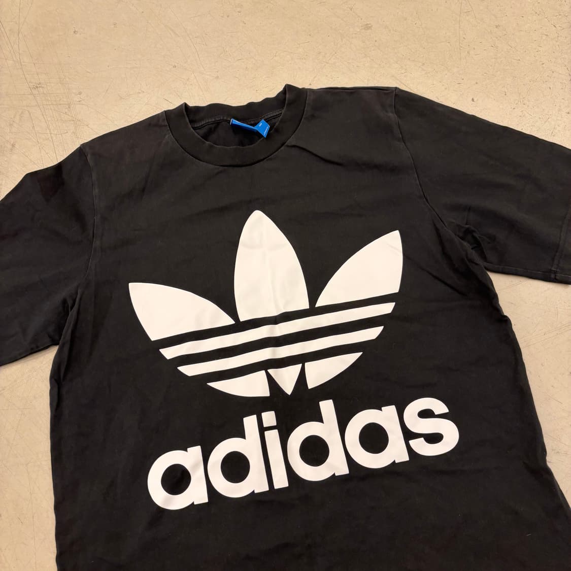 아디다스 빅로고 블랙 반팔티 상품이미지2