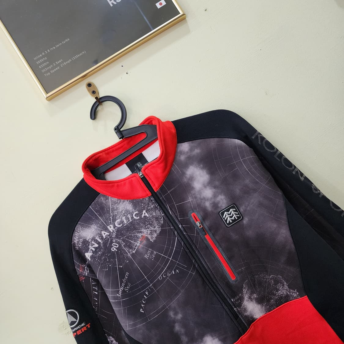 [105] 코오롱스포츠 그래픽 플리스 하프집업 (블랙/레드) 상품이미지2