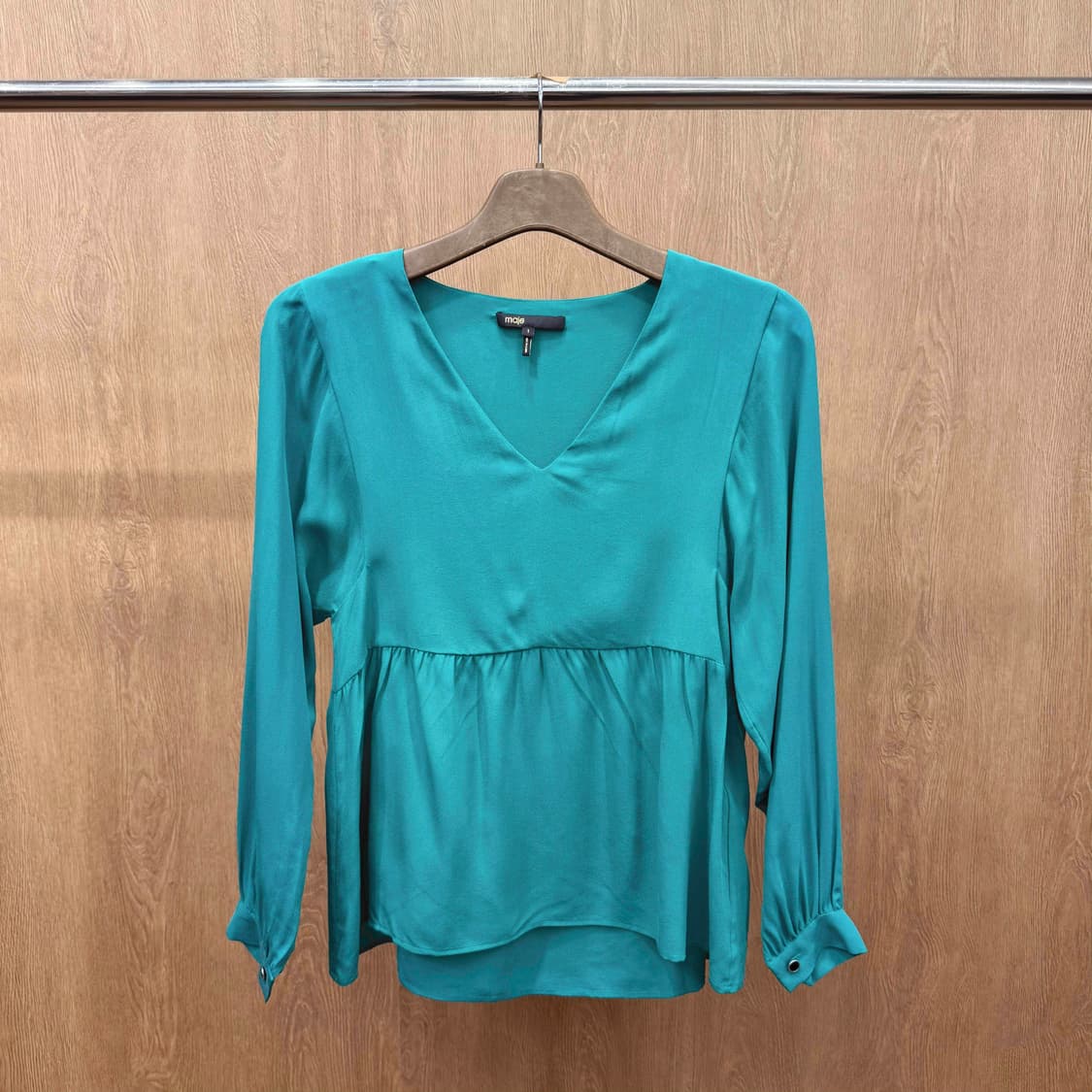 마쥬 브이넥 블라우스 셔링 소매 버튼 디테일 플레어 핏 그린 상품이미지2