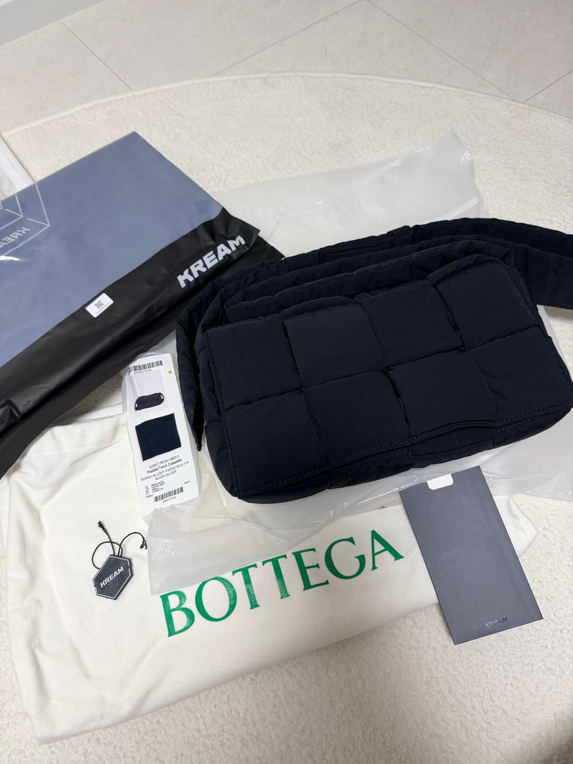 보테가 베네타 패딩 테크 카세트백 블랙 상품이미지2