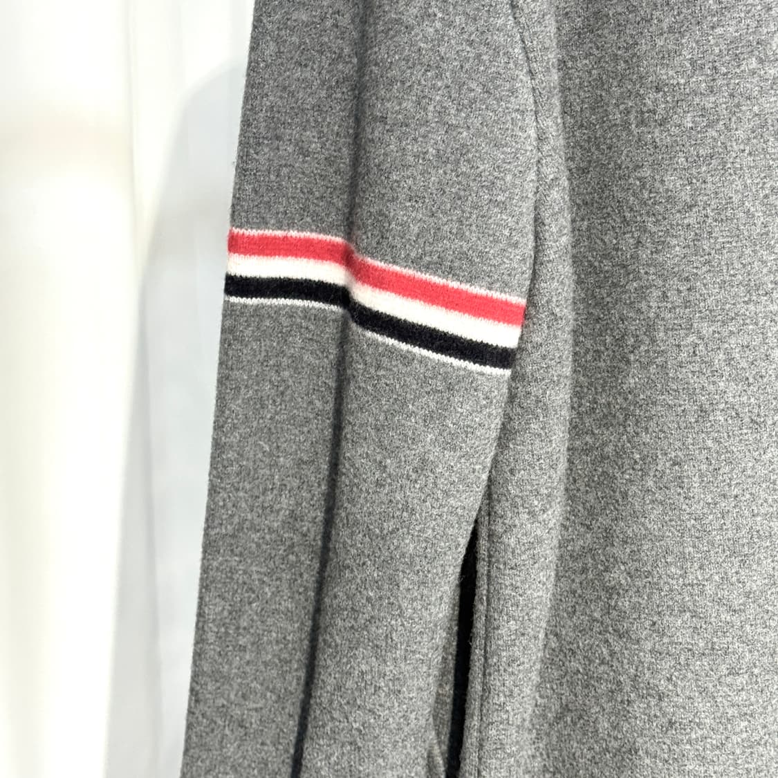[새상품/4] 25fw 톰브라운 RWB 밀라노 스티치 암밴드 니트 코트  상품이미지7