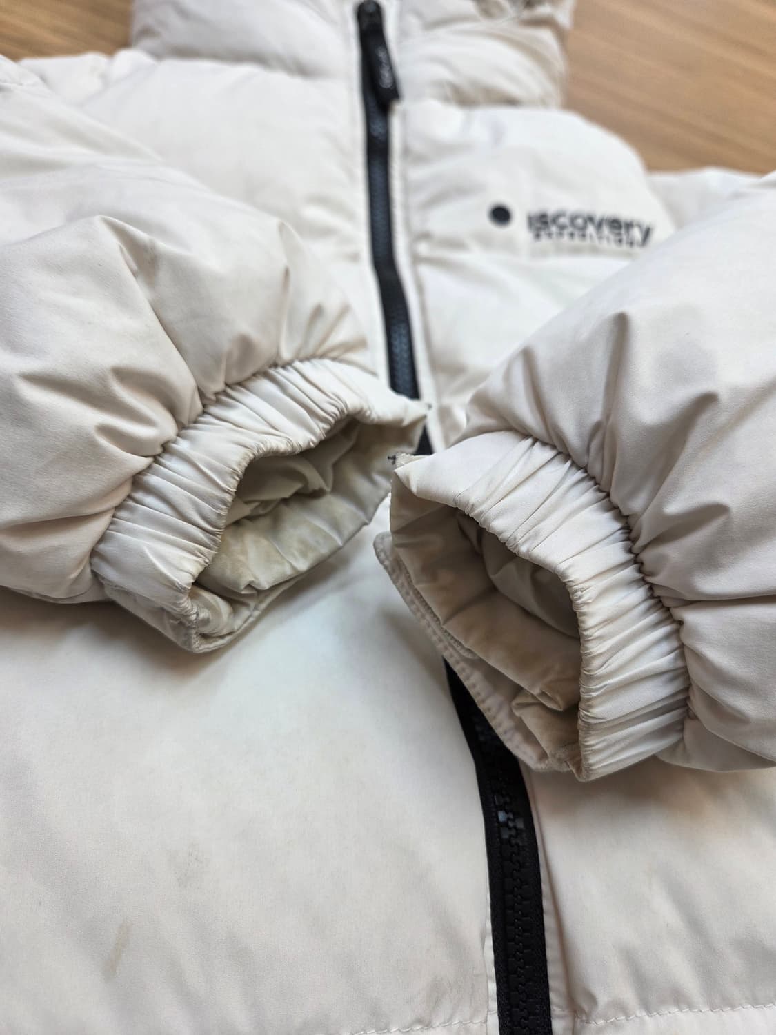 아이보리 색상의 디스커버리 익스페디션 패딩입니다. 150 사이즈로, 7세 상품이미지5