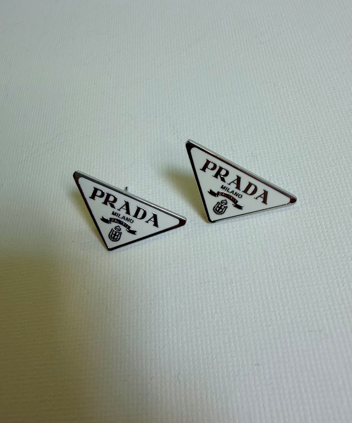 프라다 업사이클링 삼각로고 귀걸이 화이트 상품이미지3