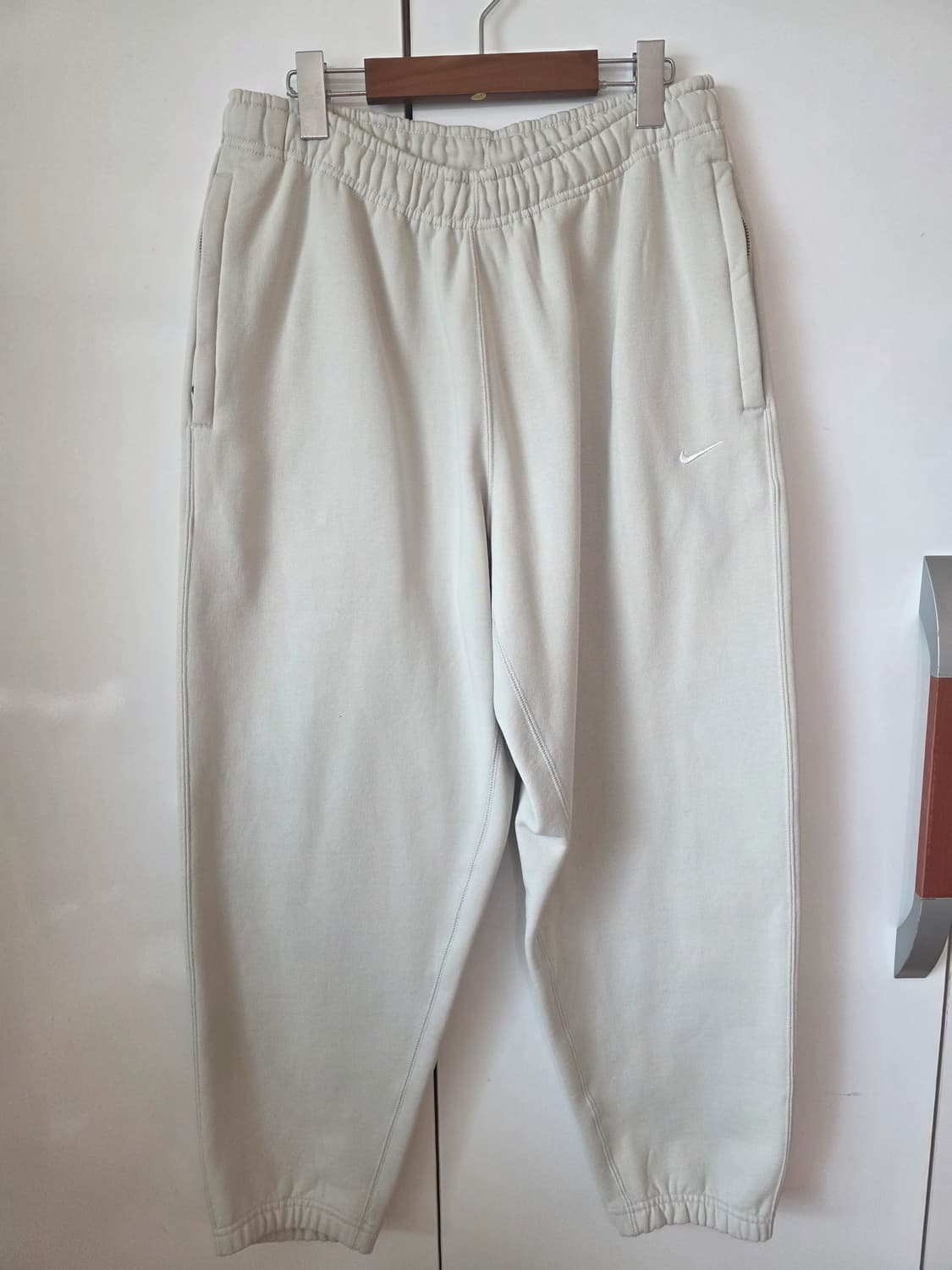 나이키 NRG 솔로 스우시 플리스 팬츠 라이트 본 - US/EU 상품이미지1