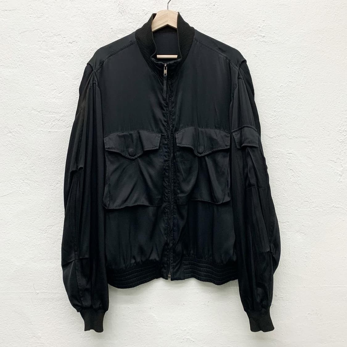 구찌 블랙 세타실크 포켓 봄버자켓  상품이미지2