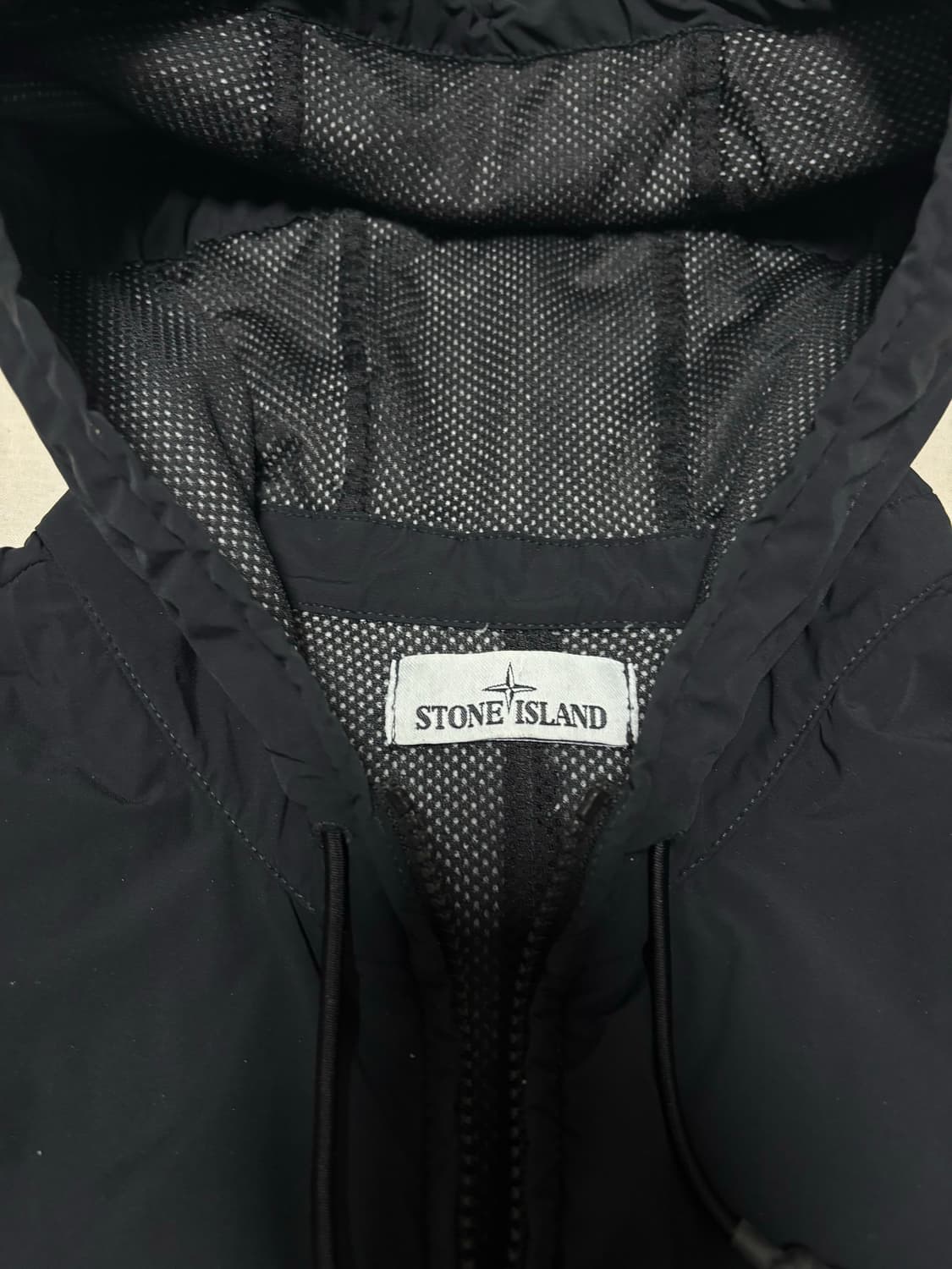 스톤아일랜드 스킨터치 후드 바람막이 블랙 [L] 상품이미지3