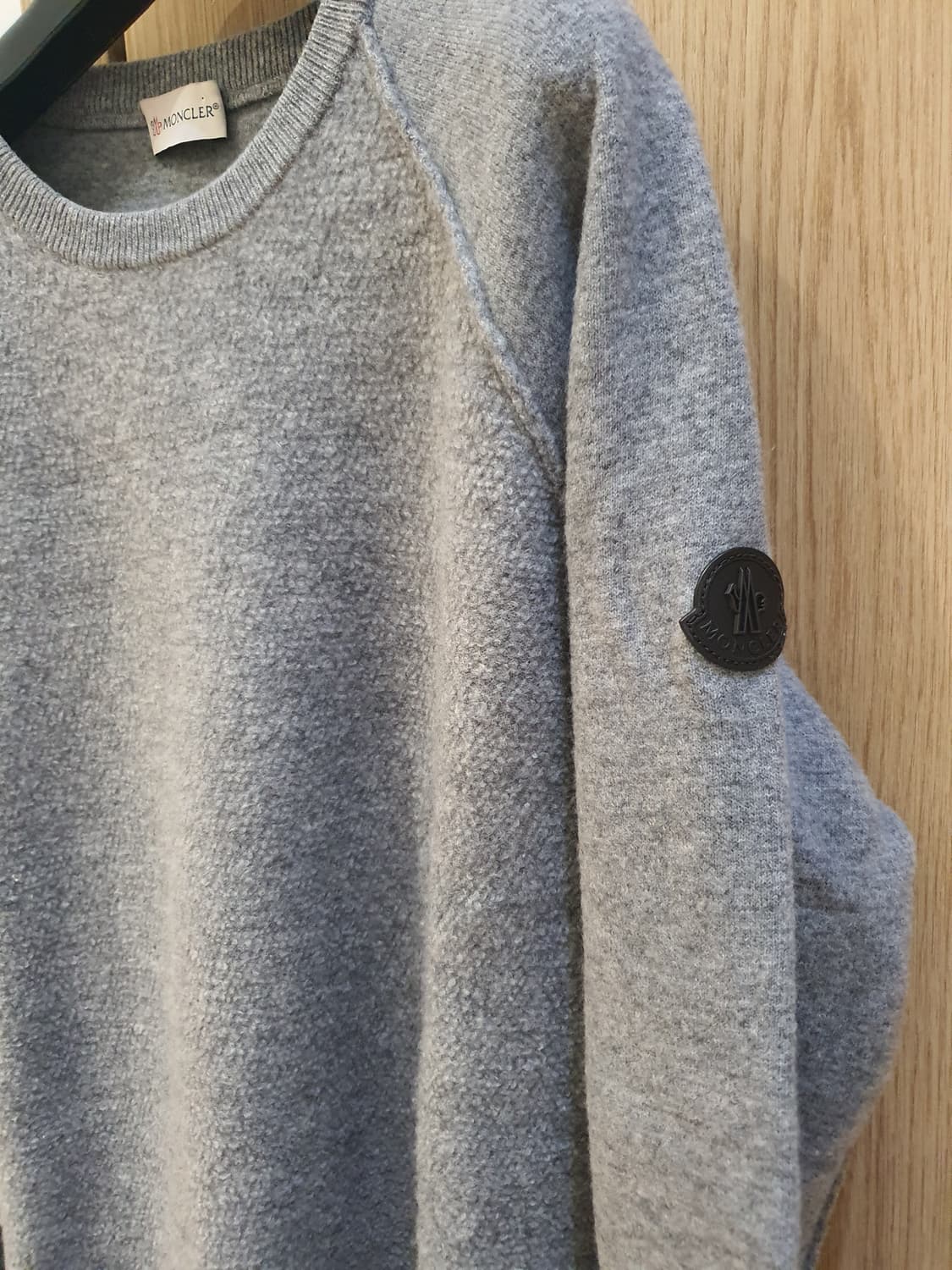 몽클레어 그레이 남성 100% 울 니트 판매합니다! 상품이미지2