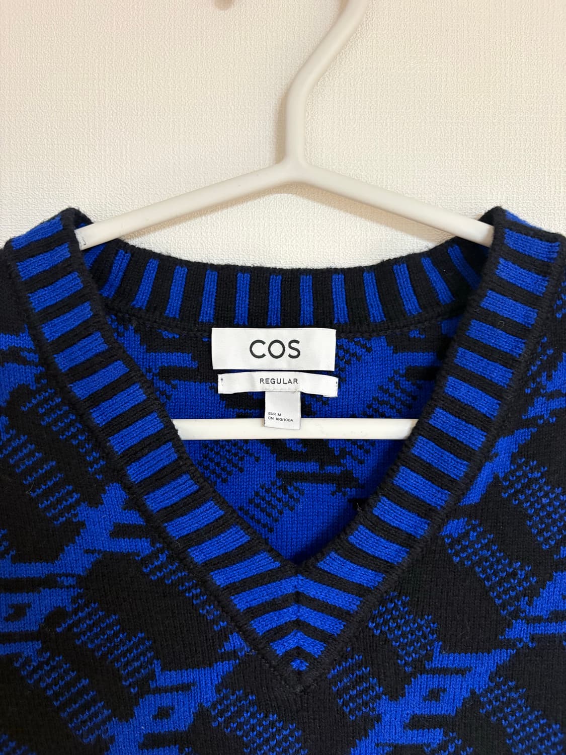 COS 코튼 울 블루 블랙 체인 프린팅 브이넥 베스트 상품이미지3