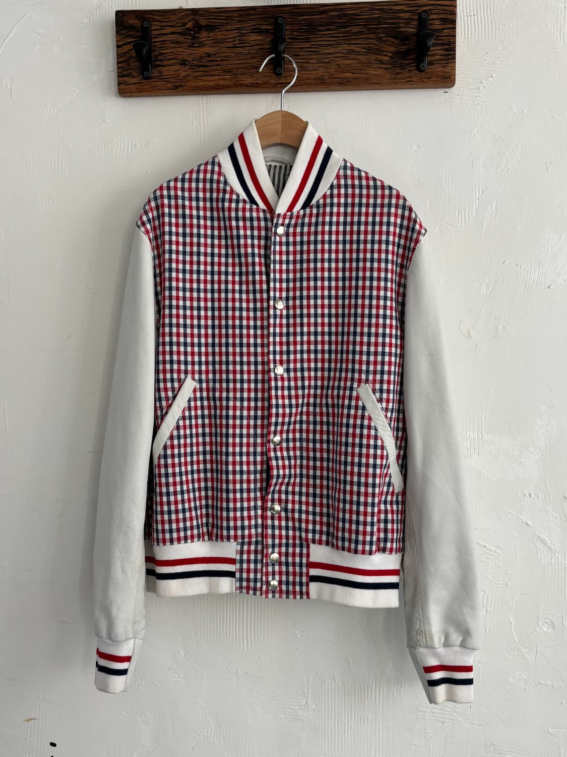 THOM BROWNE 톰브라운 체크 레더 스타디움 자켓 상품이미지3