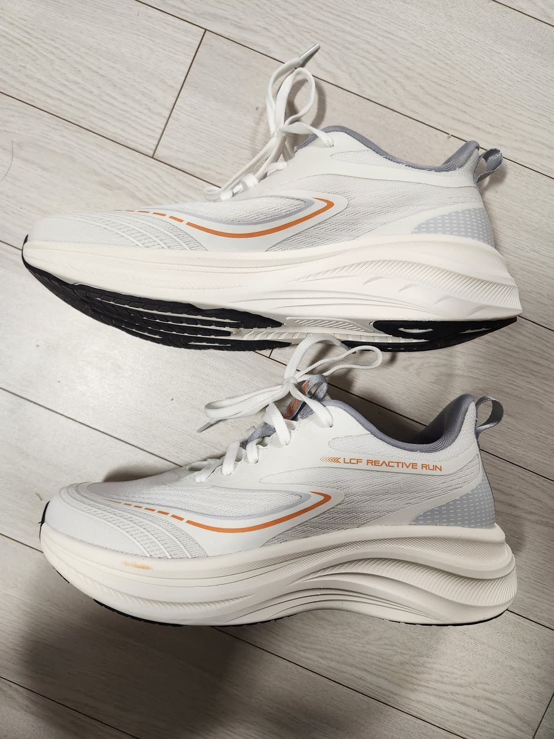 새상품급)르까프 운동화 액티브 러너 남여공용 러닝화 워킹화 사이즈255
 상품이미지3