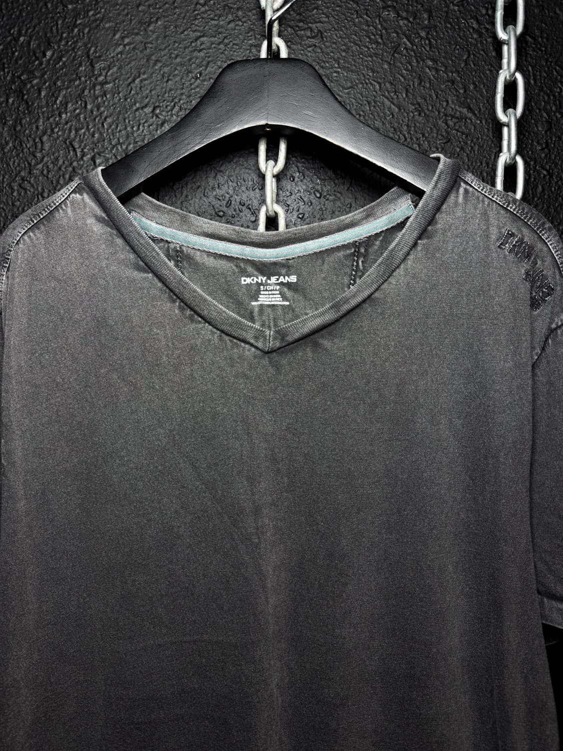 DKNY Jeans – Washed Black V-neck T-shirt 상품이미지3