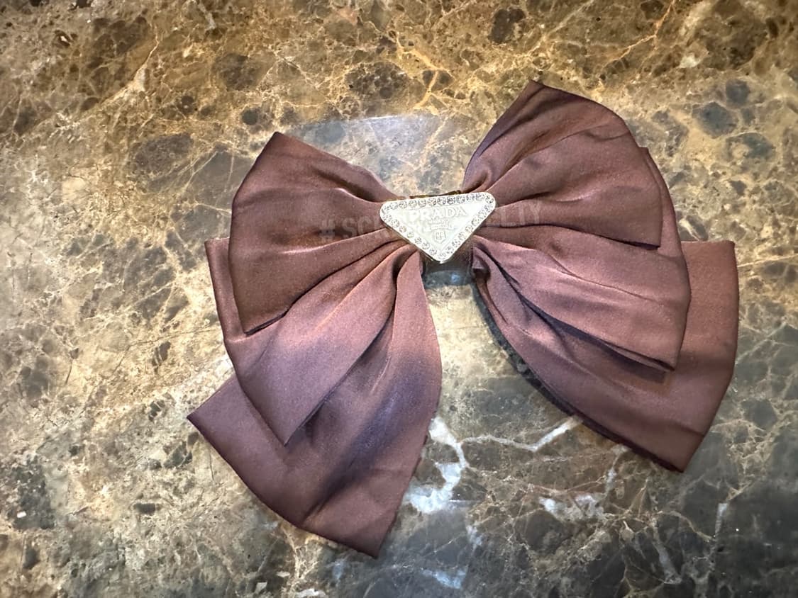 프라다 화이트 로고  헤어핀 브라운 상품이미지1