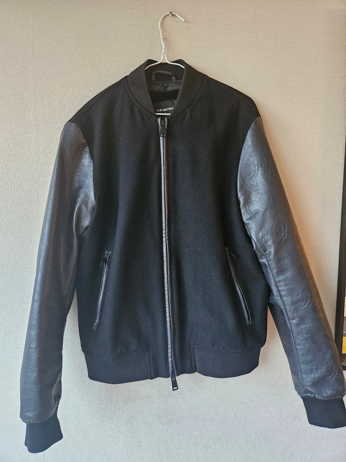 엠포리오 아르마니 블랙 가죽 배색 자켓입니다
- 사이즈는 M 입니다
-  상품이미지2