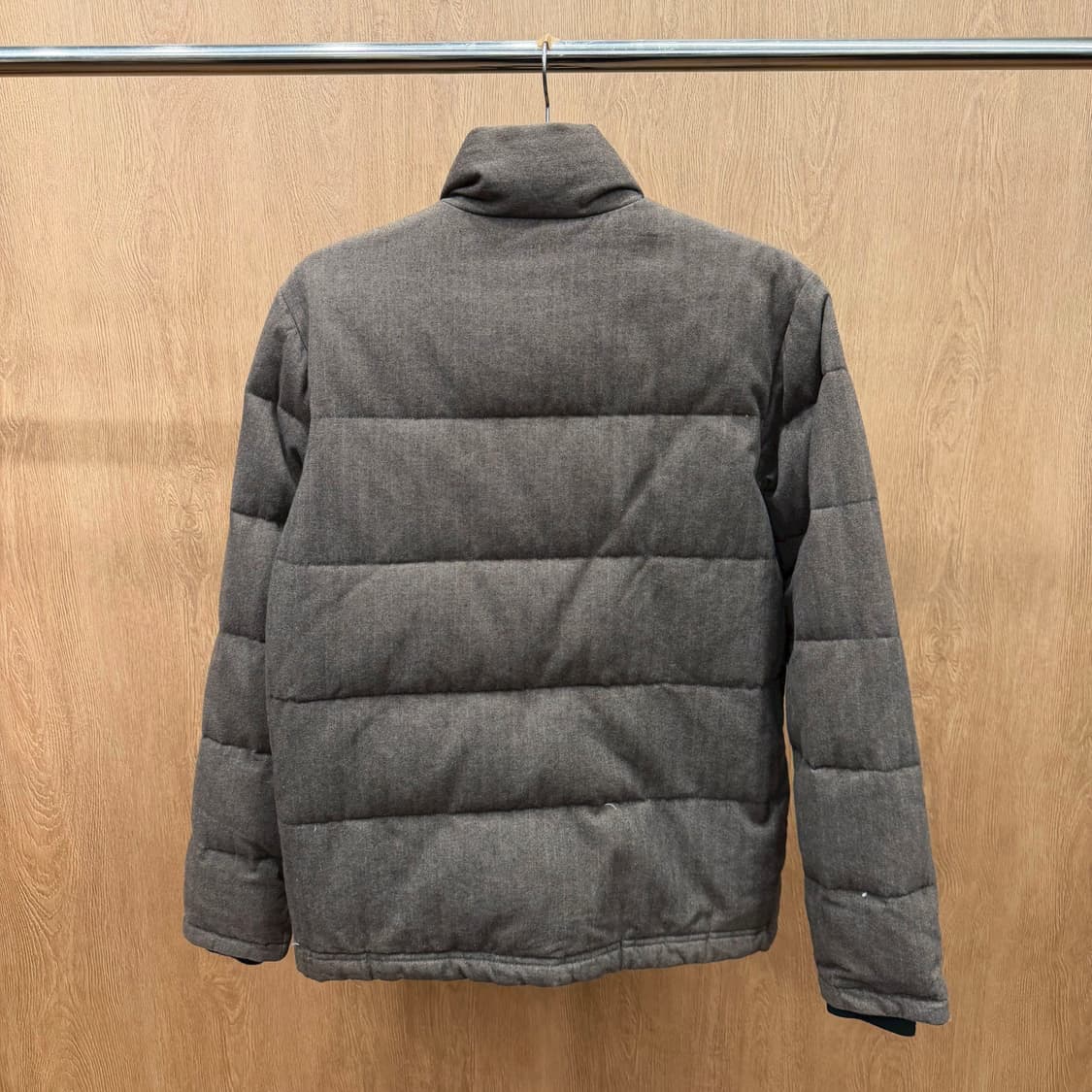 피프티파이브 디젤 하이넥 다운 패딩 자켓 헤링본 로고 패치 디테일 브라운 상품이미지3