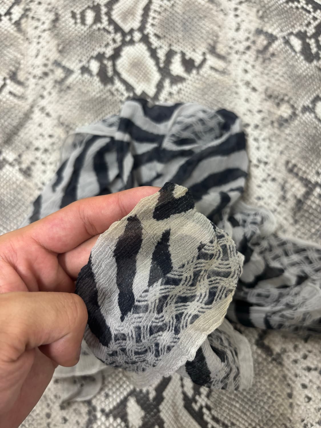 “Vintage” Zebra Pattern Short Scarf 상품이미지4